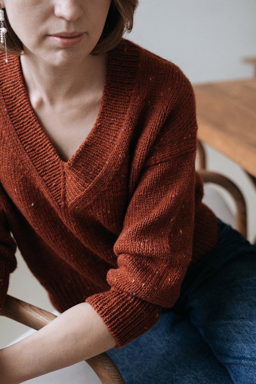 Pull Aki porté : col V, épaule tombante et poignets en côtes
